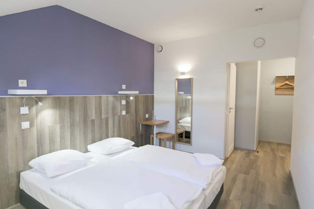 Private Room (2 Beds) - Private Bathroom | Ropa de cama de alta calidad y decoración personalizada