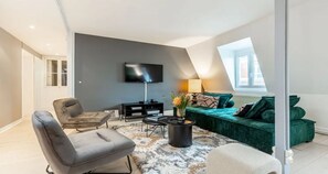 Smart TV - LIVE LIKE A PARISIAN - LUXURY SPACE OF 130SQM AT RUE DE PONTHIEU– CHAMPS ELYSEES (france)