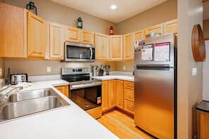 Coffee/tea maker, fridge, microwave, oven