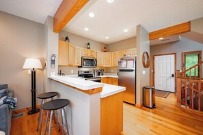 Coffee/tea maker, fridge, microwave, oven - Cozy Rustic Duplex w/ Hot Tub, Fireplace & Views (McHenry)
