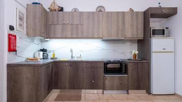 Design Apartment | Private kitchen | Full-sized fridge, microwave, oven, espresso maker