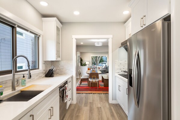 Kjøleskap, mikrobølgeovn, ovn og kokeplater