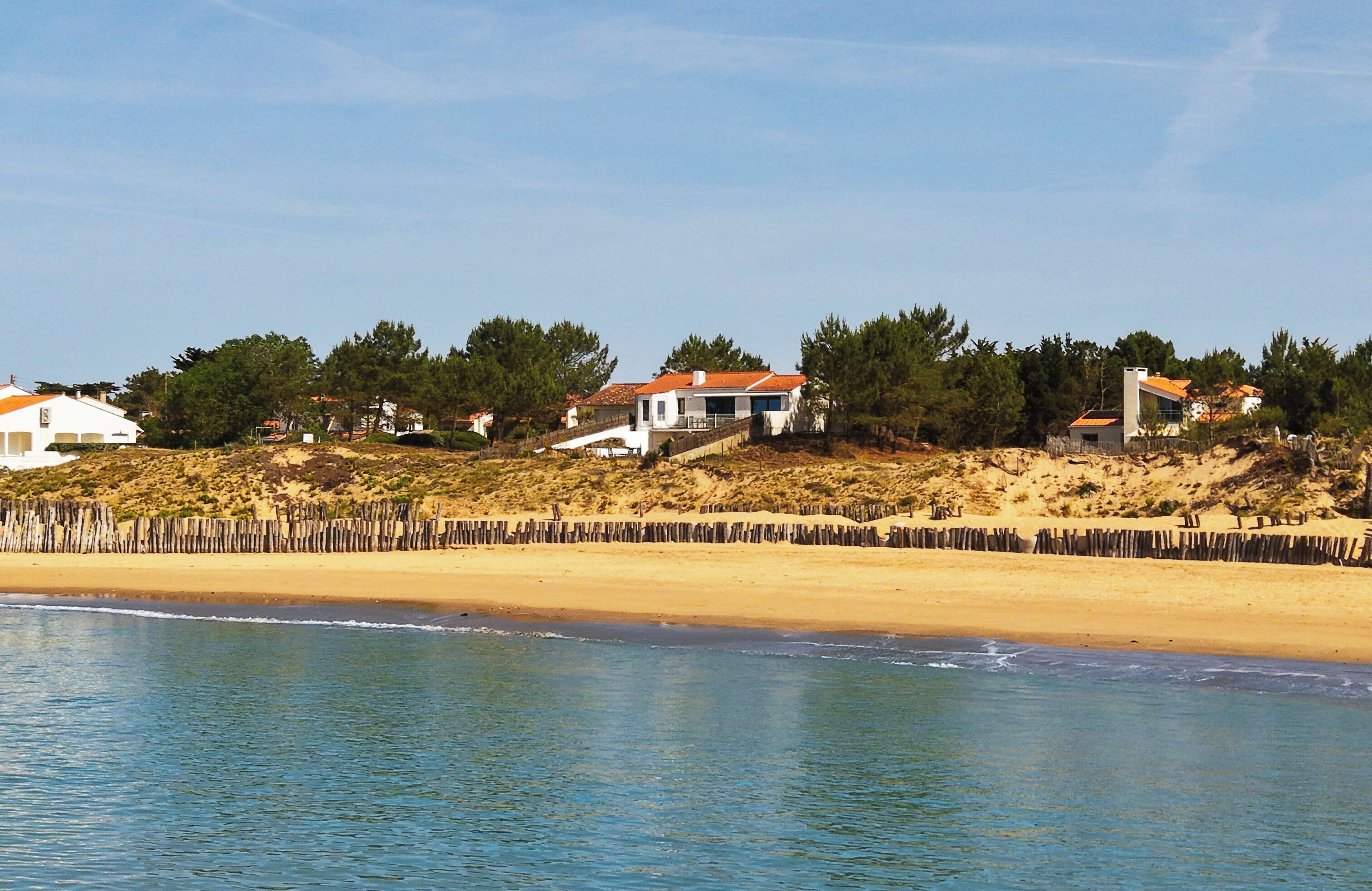 Chaises longues, serviettes de plage