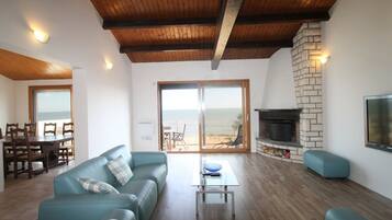 Televisor intel·ligent, llibres, biblioteca musical i videoteca