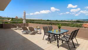 A terrace with a table and chairs, a potted plant, and a view of the landscape. - Rustic Garden House, 4BD, 2BA, spacious, peaceful, 10min drive from citycenter (Chania)