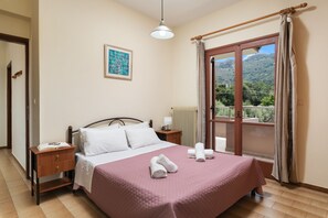 4 slaapkamers, een bureau, een strijkplank/strijkijzer, reisbedje