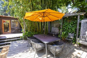 Outdoor dining - Sanctuaire ~ Private Retreat in Monte Rio (Monte Rio)