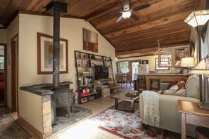 Smart TV, DVD player - Sanctuaire ~ Private Retreat in Monte Rio (Monte Rio)