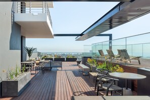 Outdoor dining - Trendy Studio Apartment  Table Mountain Views (Cape Town)