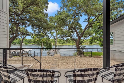 Clen Oak Lodge-Open water home w/dock & slide!
