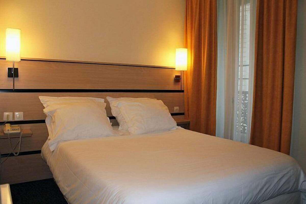 Premium bedding, desk, laptop workspace, free WiFi