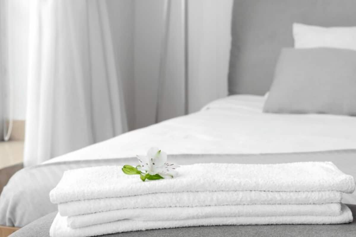 Habitación cuádruple estándar | Ropa de cama de alta calidad, decoración personalizada y escritorio