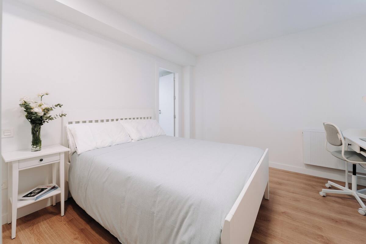 Down comforters, desk, laptop workspace, WiFi (free)
