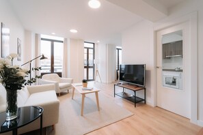 华丽公寓, 2 间卧室 | 起居区 | 55-英寸智能电视 (配备数码频道)、电视