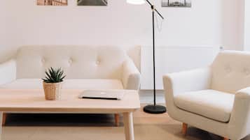 Appartement Design, 2 chambres | Coin séjour | TV connectée de 55 pouces avec chaînes numériques, télévision