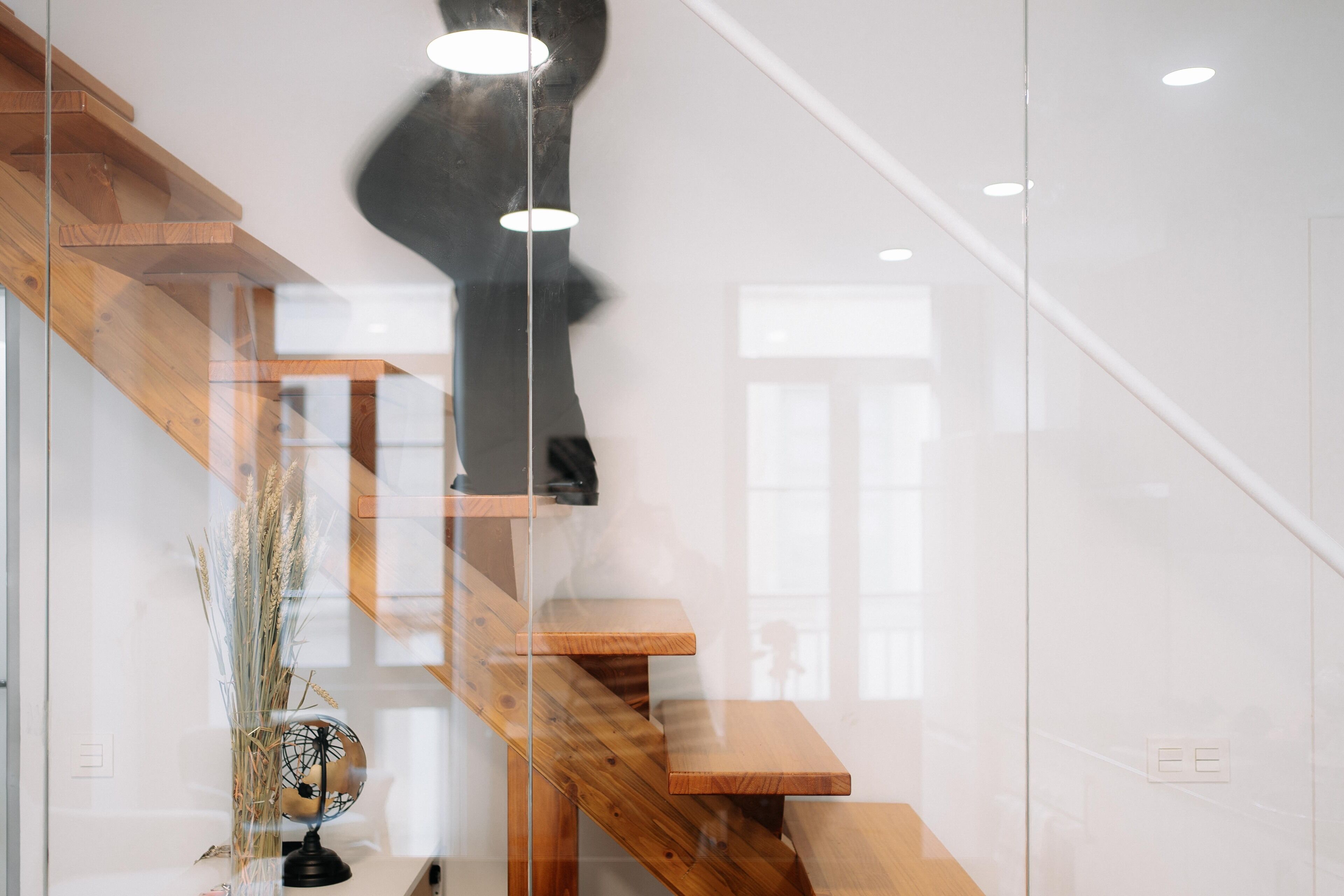 Dúplex de diseñador | Edredón, decoración personalizada, muebles diferentes y escritorio 