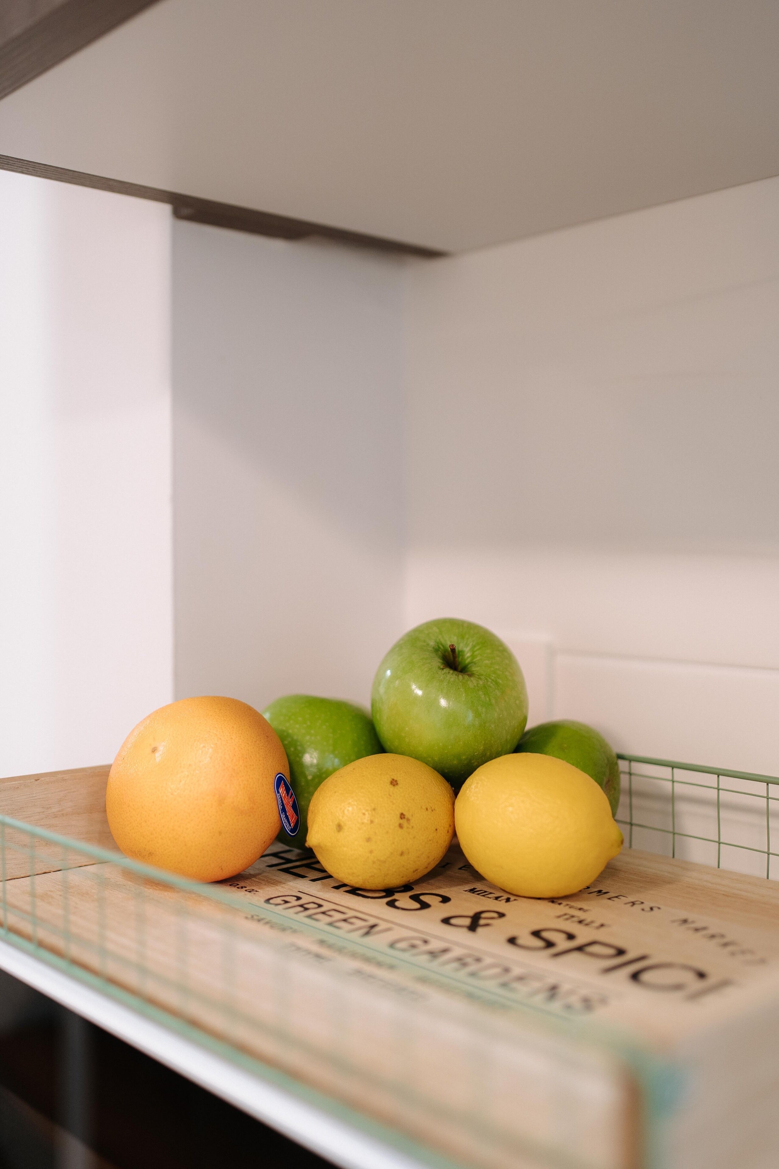 Eine Küchenarbeitsplatte mit einer Obstschale, die Orangen und Zitronen enthält.