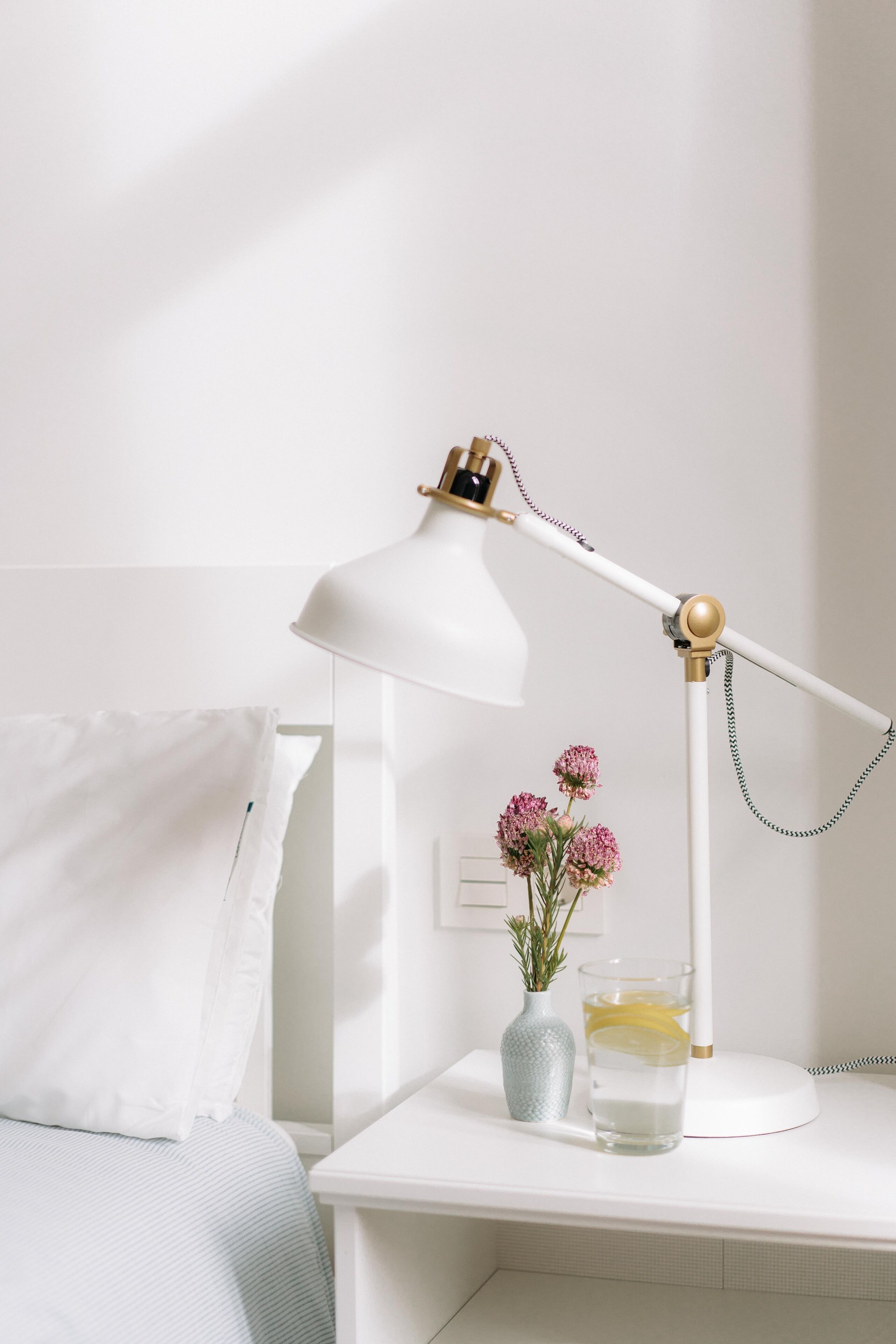 Dúplex de diseñador | Edredón, decoración personalizada, muebles diferentes y escritorio 