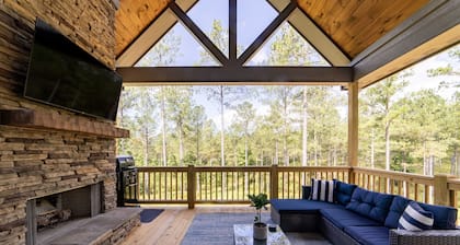 Ellijay GA Cozy Cabin Escape, Hot Tub, Arcade & Game Room sleeps 9
