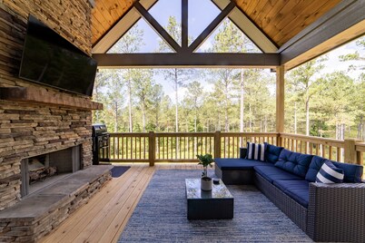 Ellijay GA Cozy Cabin Escape, Hot Tub, Arcade & Game Room sleeps 9