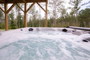 Outdoor spa tub - Ellijay GA Cozy Cabin Escape, Hot Tub, Arcade & Game Room sleeps 9 (Ellijay)