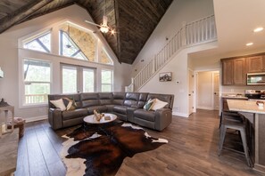 Smart TV, fireplace, video games - Ellijay GA Cozy Cabin Escape, Hot Tub, Arcade & Game Room sleeps 9 (Ellijay)
