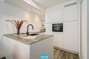 Een koelkast, een microgolfoven, een oven, een kookplaat