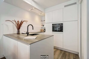 Een koelkast, een microgolfoven, een oven, een kookplaat