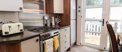 Refrigerador, tetera eléctrica, tostadora y utensilios de cocina