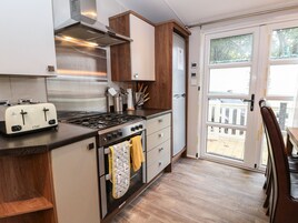 Refrigerador, tetera/pava eléctrica, tostadora, utensilios de cocina