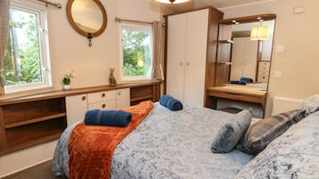 2 Schlafzimmer, individuell dekoriert, individuell eingerichtet