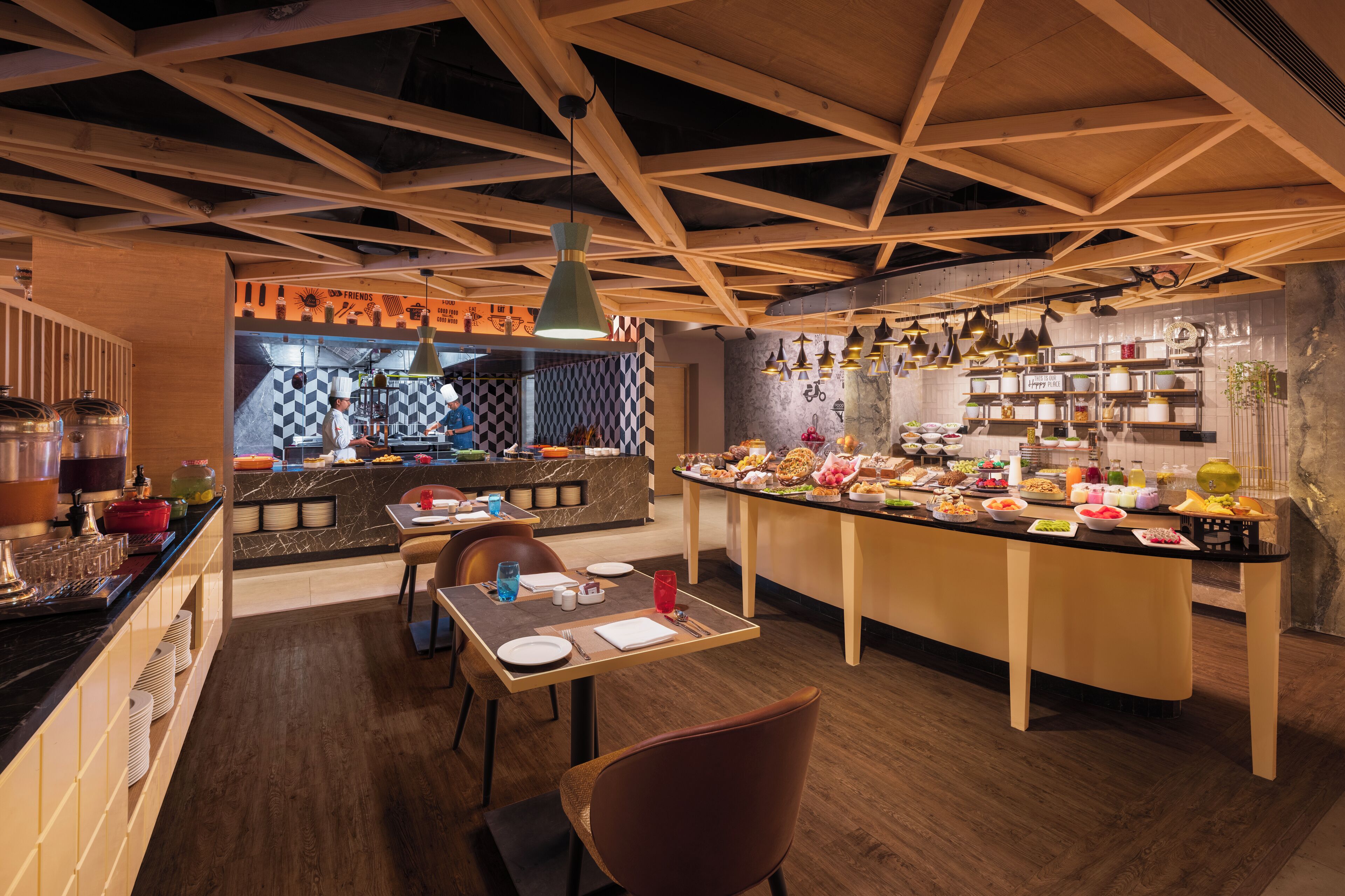 Un restaurante con techo de madera, una zona de bar y una disposición tipo bufé.