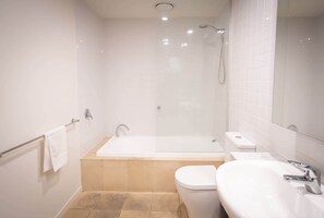 Bathtub, hair dryer, towels, shampoo - Convenient 2-Bed Apartment in Melbourne's Heart (Melbourne)