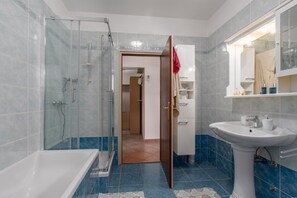 Secador de pelo y toallas