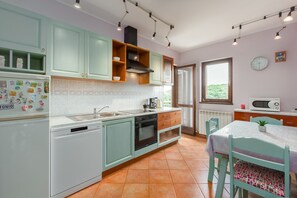 Kühlschrank, Mikrowelle, Ofen, Geschirrspüler