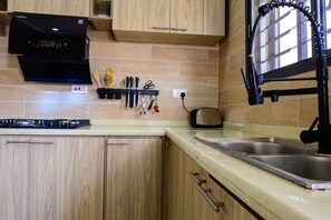 Kühlschrank, Mikrowelle, Ofen, Herdplatte