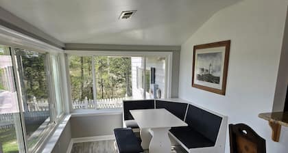 Beautiful & Peaceful House Overlooking the River. Pets Welcome! Kayaks and Dock