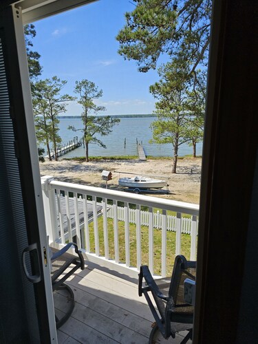 Beautiful & Peaceful House Overlooking the River. Pets Welcome! Kayaks and Dock