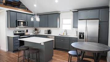 Coffee/tea maker, fridge, microwave, oven