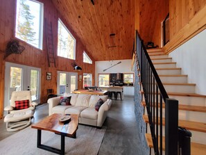 Smart TV, chimenea y futbolito 