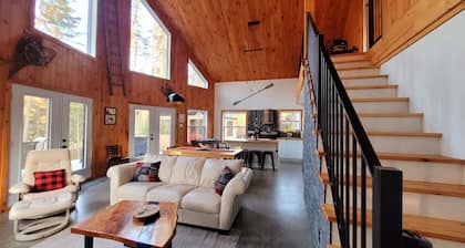 Splendid Family Chalet on the banks of the Mékinac River & SPA