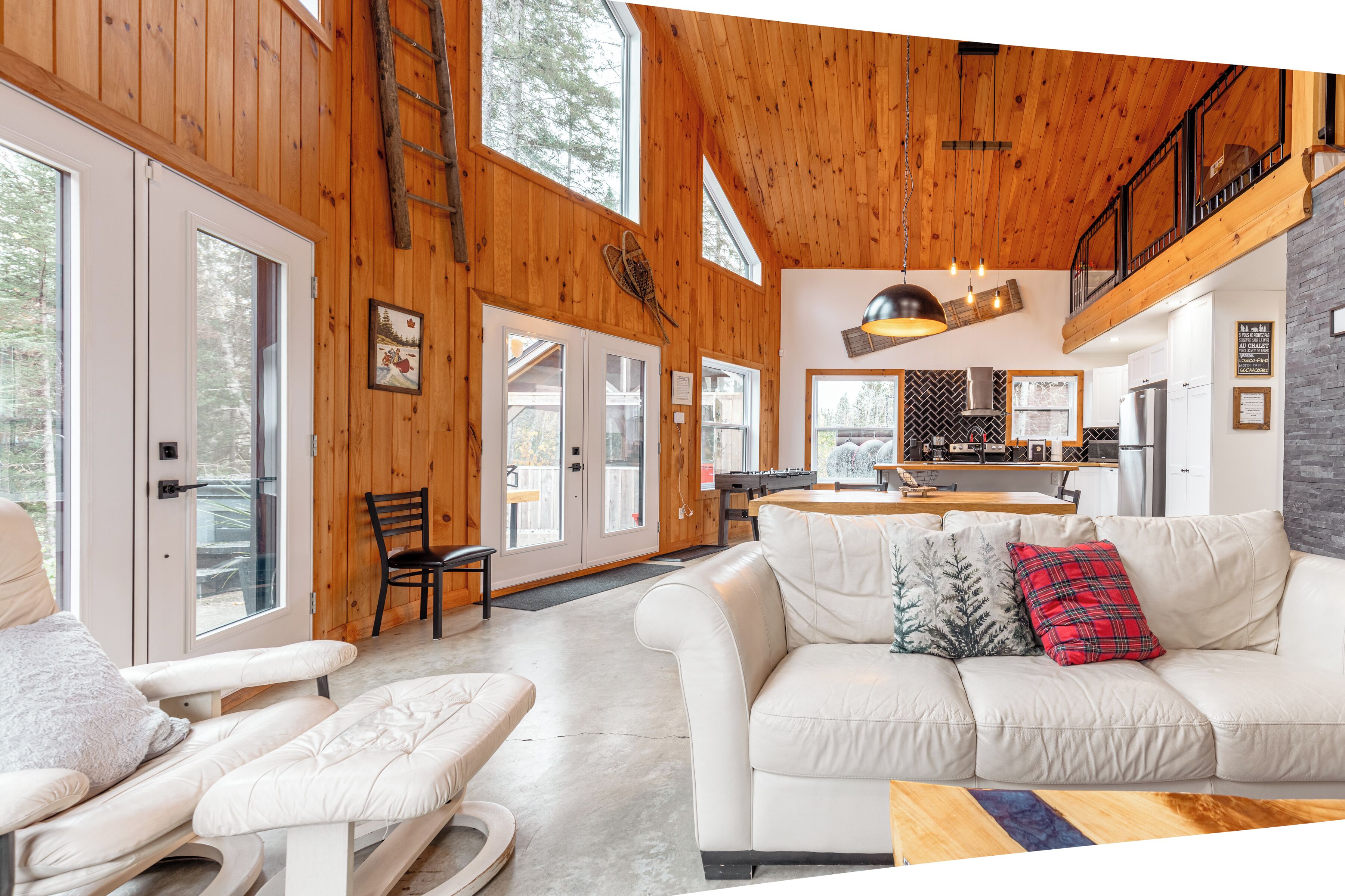 TV connectée, cheminée, baby-foot