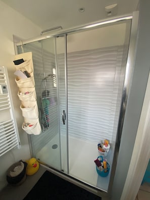 Douche, sĂšche-cheveux, serviettes fournies, savon