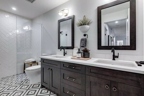 Badekar, hårtørrer, håndklæder, Sæbe