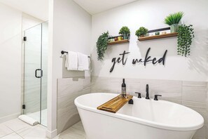 Badekar, hårføner, håndklær og såpe