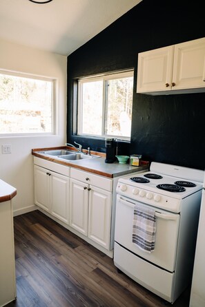 Fridge, microwave, oven, stovetop - Glacier Peak - A cozy cabin minutes away from Glacier National Park (Coram)