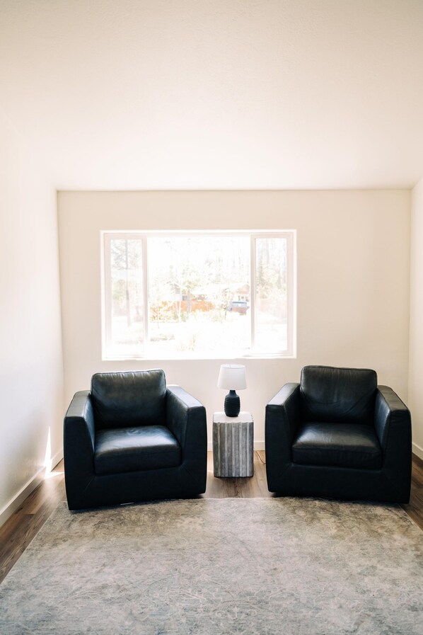 Interior - Glacier Peak - A cozy cabin minutes away from Glacier National Park (Coram)