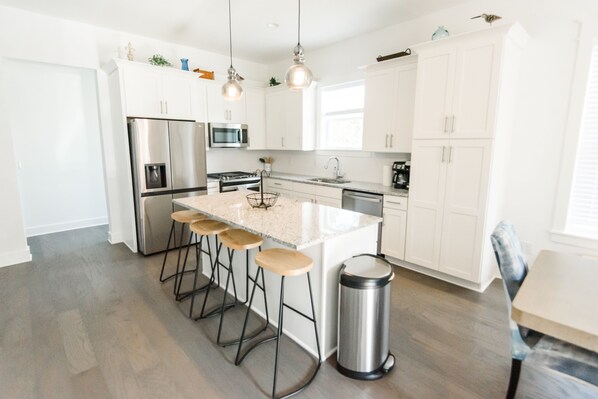 Fridge, microwave, oven, stovetop - Turtle Cove- 3 Bed 3.5 bath Sleeps 11 Pet Friendly (Santa Rosa Beach)