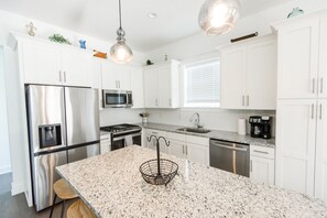 Fridge, microwave, oven, stovetop - Turtle Cove- 3 Bed 3.5 bath Sleeps 11 Pet Friendly (Santa Rosa Beach)