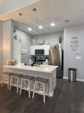 Réfrigérateur, four à micro-ondes, un four, surface de cuisson